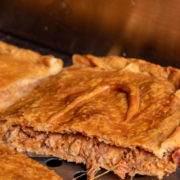 Empanada gallega del restaurante gallego La Gran Pulperia en Madrid